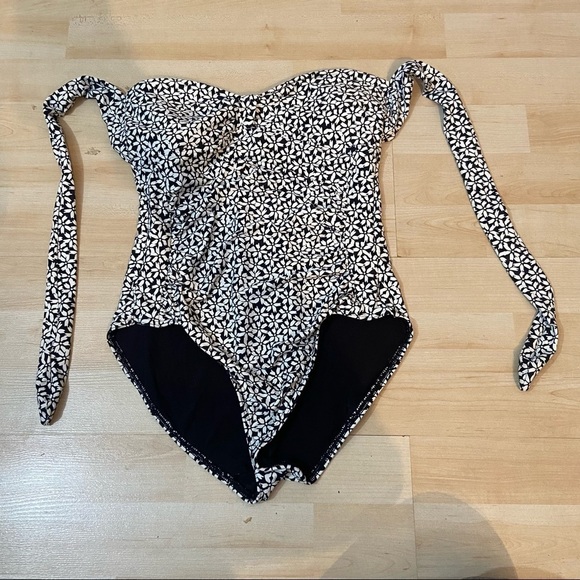 Nip Tuck Australia women’s black & white halter  swimsuit in size 6 - Picture 1 of 13